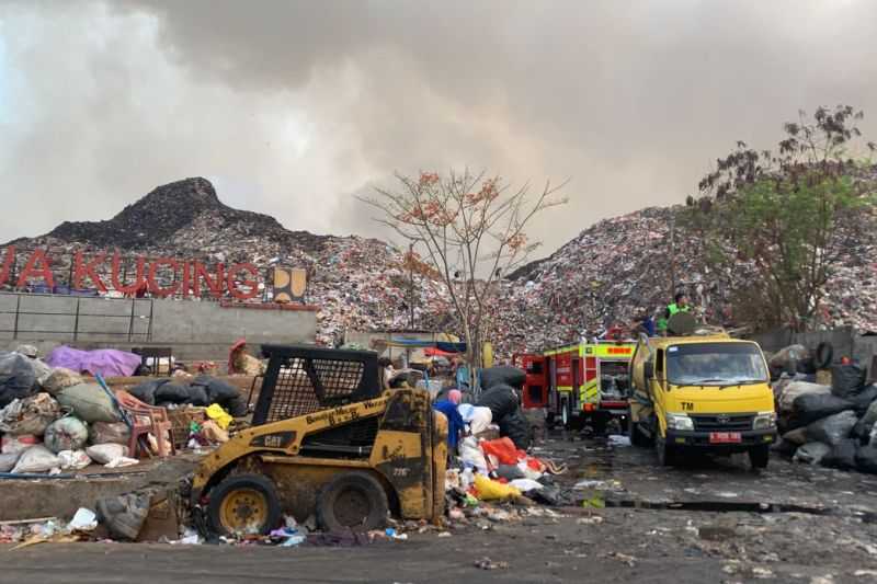 Cegah Api, Sampah Dikeruk Hilangkan Gas Metan di TPA Rawakucing