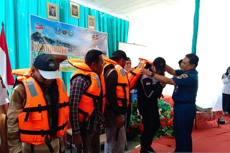 Cegah Jatuh Korban, Bantuan Alat Keselamatan Pelayaran di Situbondo