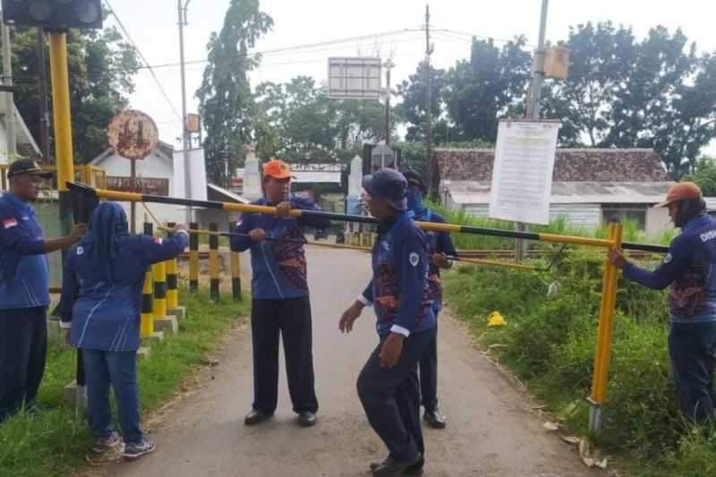 Cegah Kecelakaan, Dishub Probolinggo Pasang Palang Pintu Perlintasan KA Jelang Lebaran