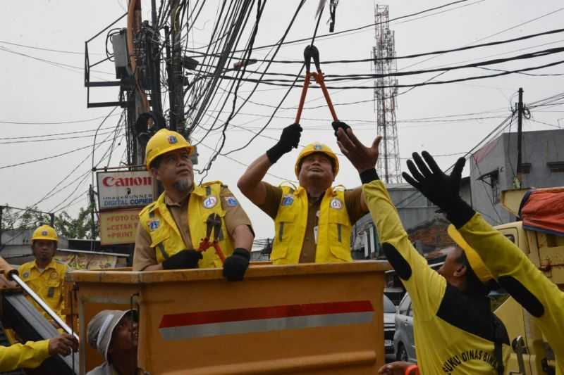 Cegah Kecelakaan, Jakbar Tertibkan Kabel Udara yang Semrawut di Lima Lokasi Pada Akhir April