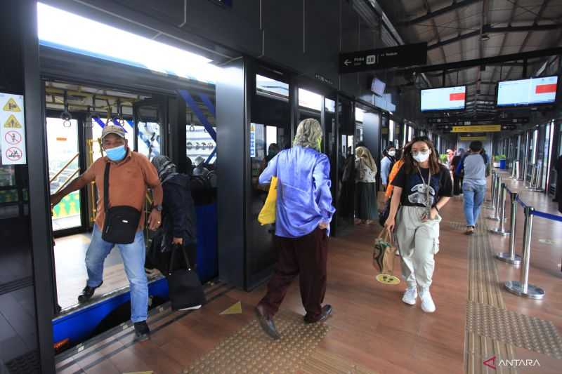 Cegah Kecelakaan, TransJakarta Imbau Orang Tua Awasi Anak saat di Halte