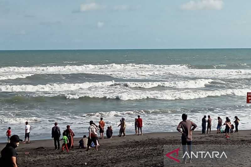 Cegah Warga Terseret Ombak, Wisatawan Pantai Selatan Bantul Diingatkan Tidak Mandi di Laut