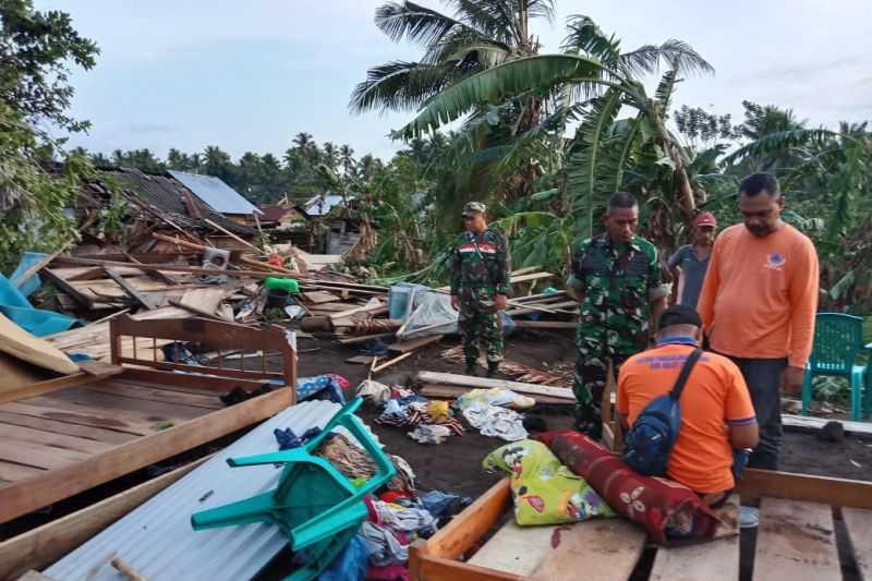 Cepat Tanggap, Anggota Kodim 1508/Tobelo Bantu Korban Angin Puting Beliung di Halmahera Utara