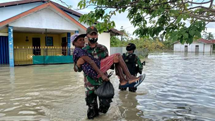 Cerita dari Papua, Sambil Tenteng Senjata Prajurit TNI Berjibaku Bantu Warga yang Kebanjiran