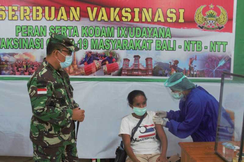 Cerita Mereka yang Rela Antre Berjam Jam saat Berjuang untuk Mendapat Vaksinasi