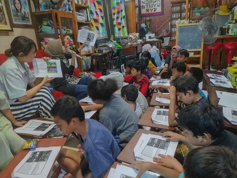 Cerita Rakyat Malin Kundang Dibacakan dalam Bahasa Inggris di TBM Bukit Duri Bercerita Oleh Dosen UNJ