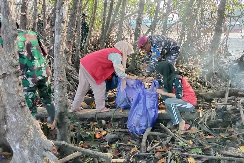 Ciptakan Pantai Indah dan Asri, TNI AL Gelar Aksi Bersih Pesisir Pantai di Sulawesi Selatan