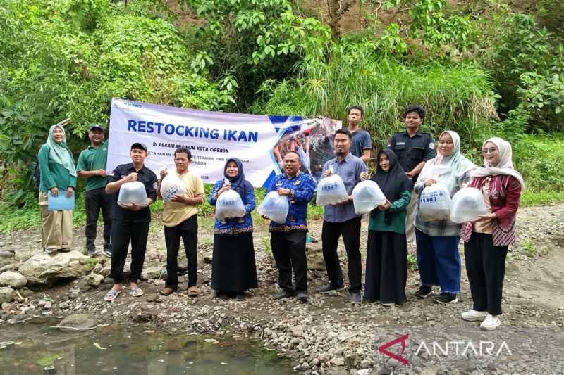 Cirebon Tebar 50 Ribu Benih Ikan untuk Jaga Ekosistem Sungai