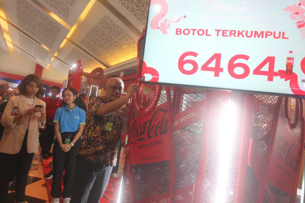COCA-COLA Edukasi Pengumpulan Kemasan Botol Plastik Bekas Pakai dengan Hadirkan BOOTH 'Dari Botol Jadi Botol' di Jakarta Fair Kemayoran 3