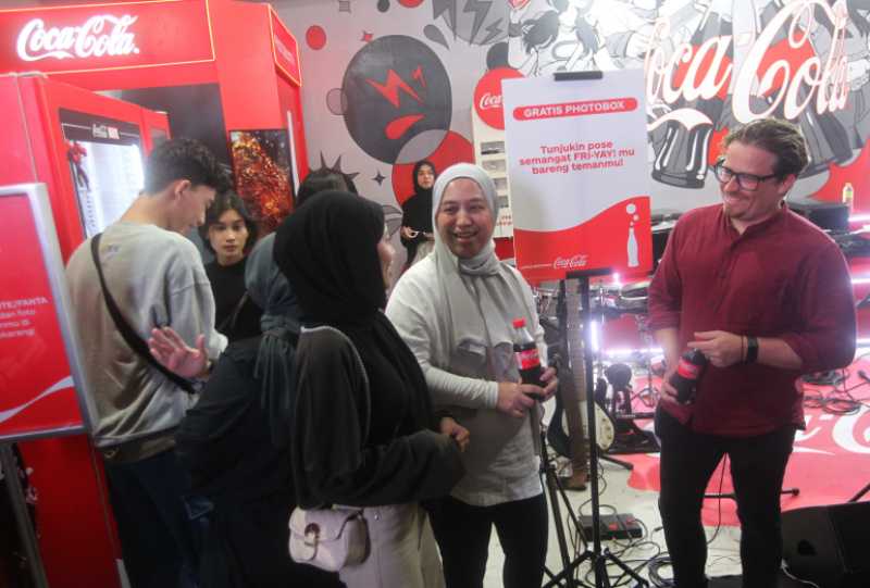 COCA-COLA 'meluncurkan kampanye 'Rasain Keseruan Fri-yay' dengan menghadirkan 'Guerilla Interactive Instalasi'