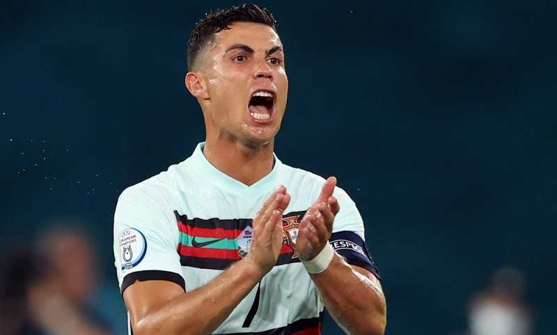 Cristiano Ronaldo Sabet Sepatu Emas Piala Eropa 2020