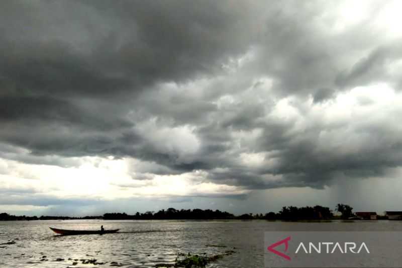 Cuaca Berawan hingga Hujan Diprakirakan Terjadi di Sejumlah Daerah