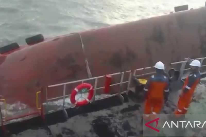 Cuaca Buruk, Kapal Crane Batu Bara Dilaporkan Tenggelam Dihantam Ombak di Laut Banyuasin