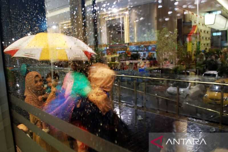 Cuaca di Penghujung Tahun, Mayoritas Kota Besar Diguyur Hujan Ringan