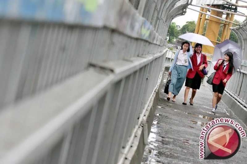 Cuaca di Sebagian Jakarta Hujan Ringan-Sedang hingga Senin Malam