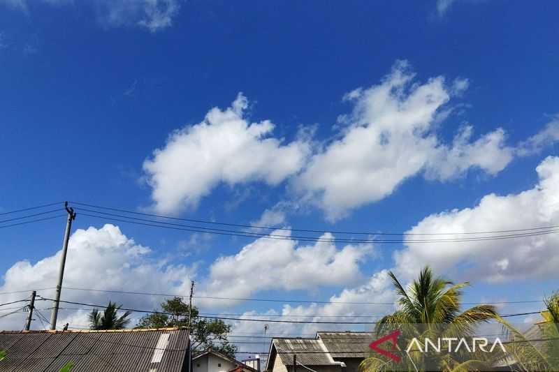 Cuaca Hari Ini Cerah Berawan di Langit Kota Besar di Indonesia