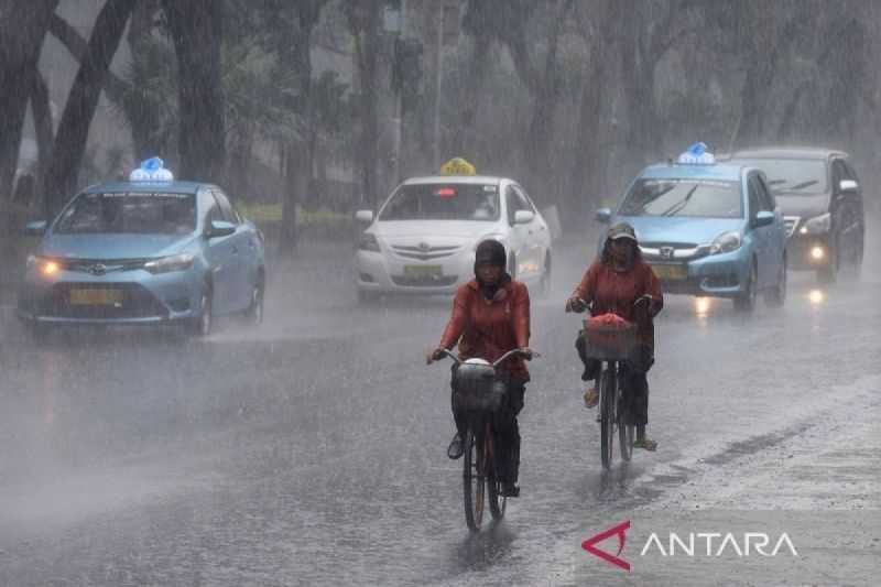 Cuaca Hari Ini, Hujan Lebat Berpotensi Mengguyur Sejumlah Provinsi