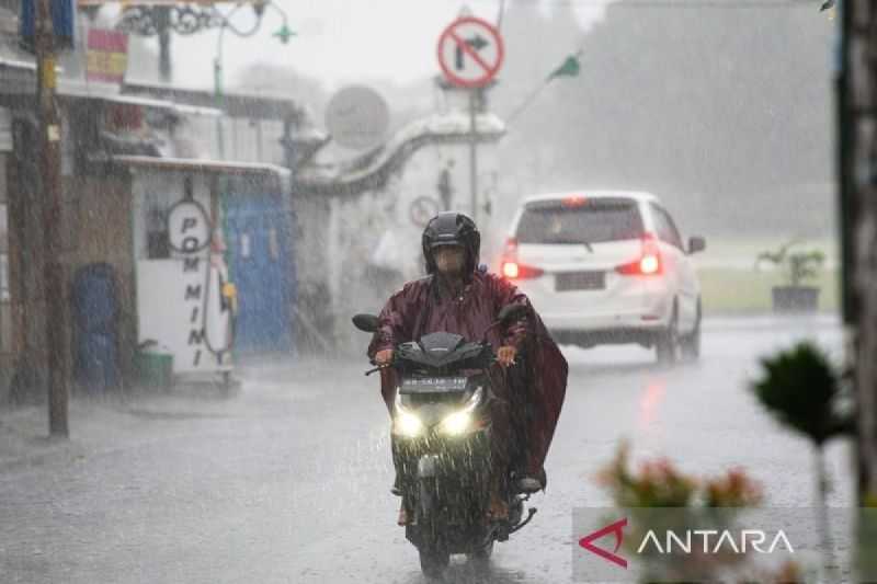 Cuaca Hari Ini, Hujan Sedang hingga Lebat Mengguyur Sejumlah Provinsi
