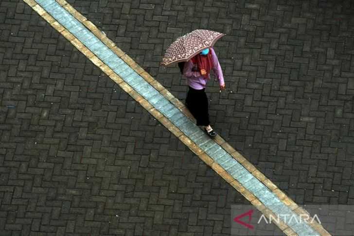 Cuaca Hari Ini, Mayoritas Kota Besar Diguyur Hujan Ringan