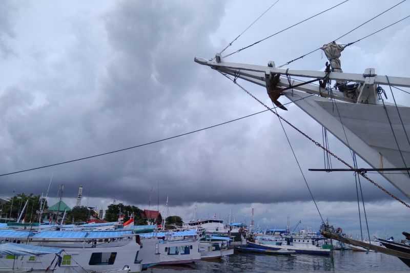 Cuaca Hari Ini, Sebagian Besar Wilayah Berawan, Surabaya dan Palembang Berkabut