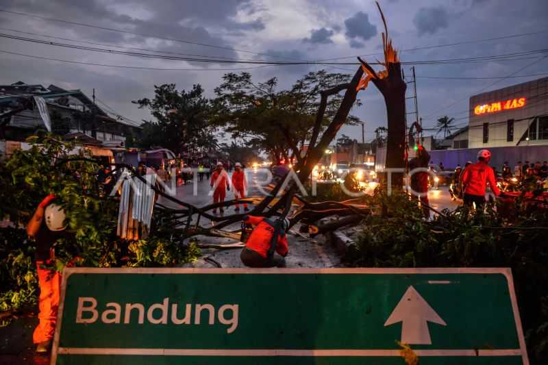 Cuaca Hari Ini, Sebagian Besar Wilayah RI Kembali Diguyur Hujan Lebat