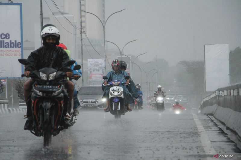 Cuaca Hari Senin, Hujan Mengguyur Mayoritas Kota Besar di Indonesia