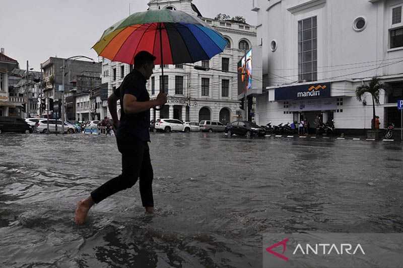 Cuaca Jumat, Hujan Diprakirakan Guyur Mayoritas Kota Besar