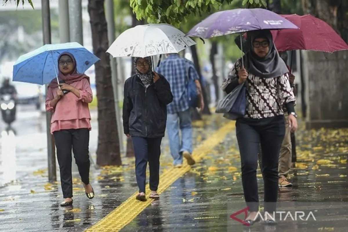 Cuaca Jumat, Seluruh Wilayah Jakarta Diguyur Hujan pada Sore Hari