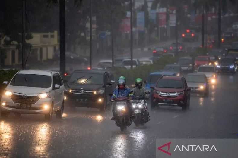 Cuaca Masih Tak Bersahabat, Hujan Lebat Iringi Aktivitas Warga di Sejumlah Provinsi