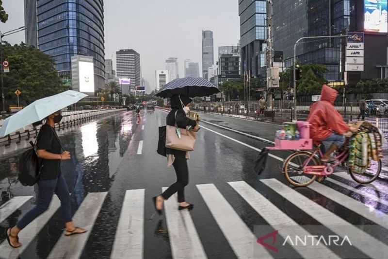 Cuaca Sebagian Jakarta Hujan Petir dan Angin pada Kamis Malam