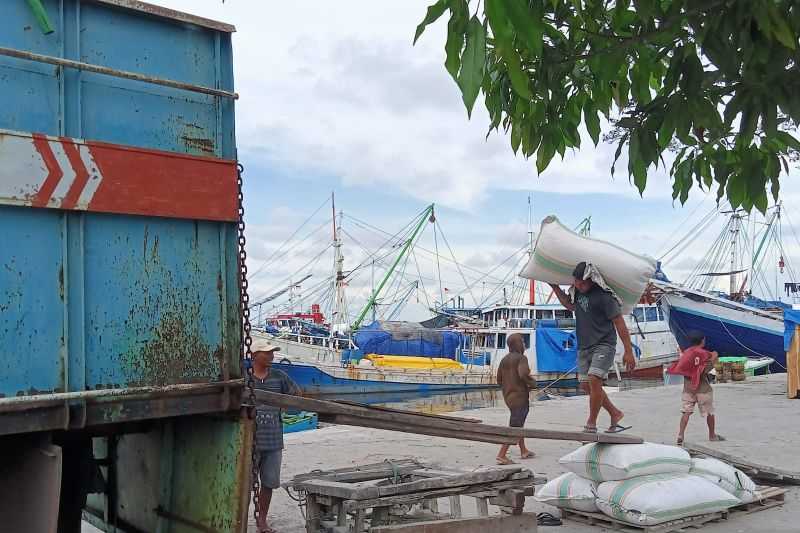Cuaca Tak Menentu, Aktivitas Bongkar Muat di Pelabuhan Makassar Melambat