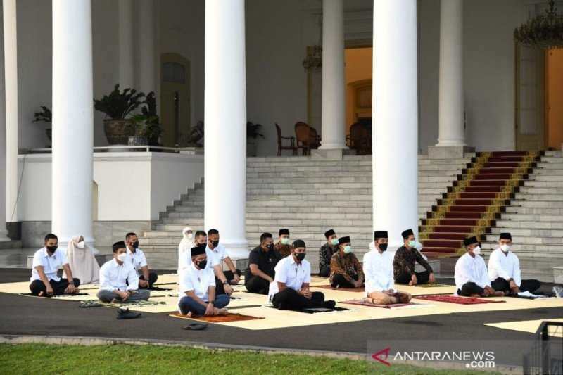 Dalam Keprihatinan Pandemi Covid-19, Presiden dan Ibu Negara Shalat Idul Fitri di Halaman Istana Bogor