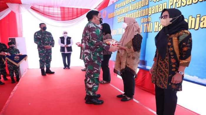 Dalam Suasana Penuh Haru, Panglima TNI Serahkan Perumahan Pahlawan Bagi Ahli Waris Prajurit Nanggala-402