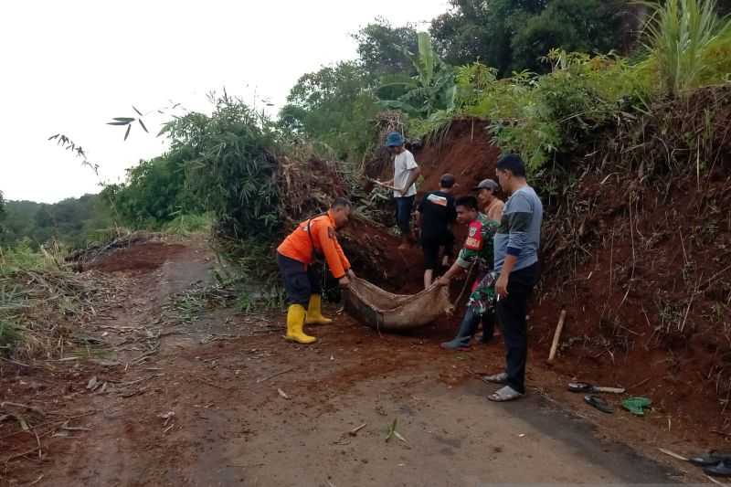 Dampak Hujan Deras, BPBD: Longsor Terjang Sejumlah Wilayah di Kabupaten Sukabumi