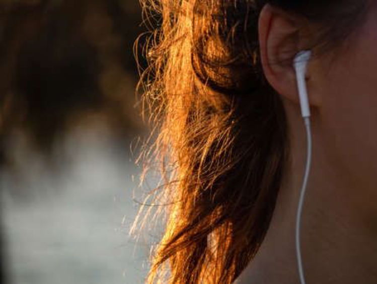 Dampak Negatif Menggunakan Earphone Terlalu Lama Terhadap Telinga