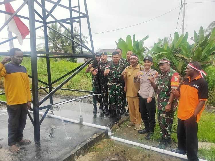 Dandim Mimika Ikuti Peresmian Penggunaan Fasilitas Air Bersih Program TNI AD Manunggal Air Melalui Vicon dengan Kasad