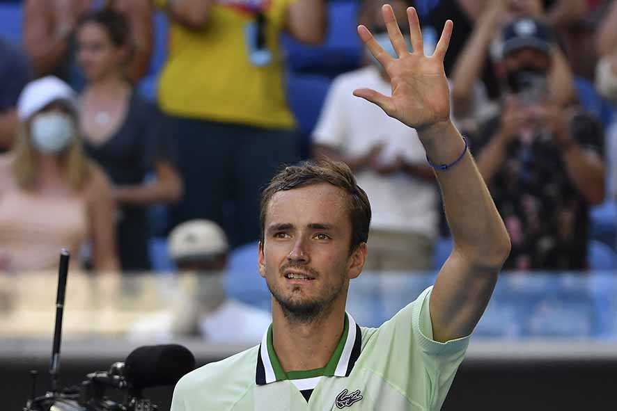 Daniil Medvedev Berpeluang Bertemu Tsitsipas di Semifinal