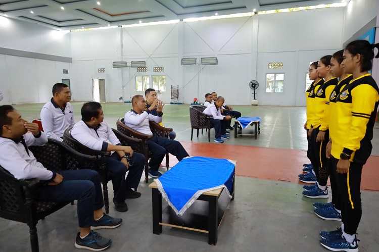 Danlantamal IX Beri Motivasi Tim Tari yang Akan Mewakili Maluku Pada FORNAS VII di Bandung