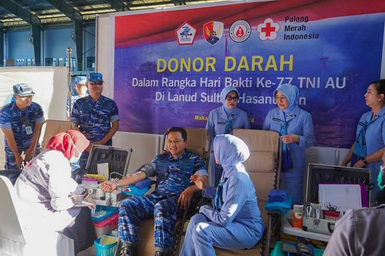 Danlanud Sultan Hasanuddin Dampingi Kasau Kunjungi Kegiatan Donor Darah pada Acara Hari Bakti TNI AU