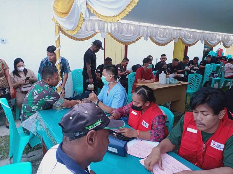 Danramil di Timika Berpartisipasi Pada Bakti Sosial Donor Darah dalam Rangka Perayaaan Injil Masuk Papua