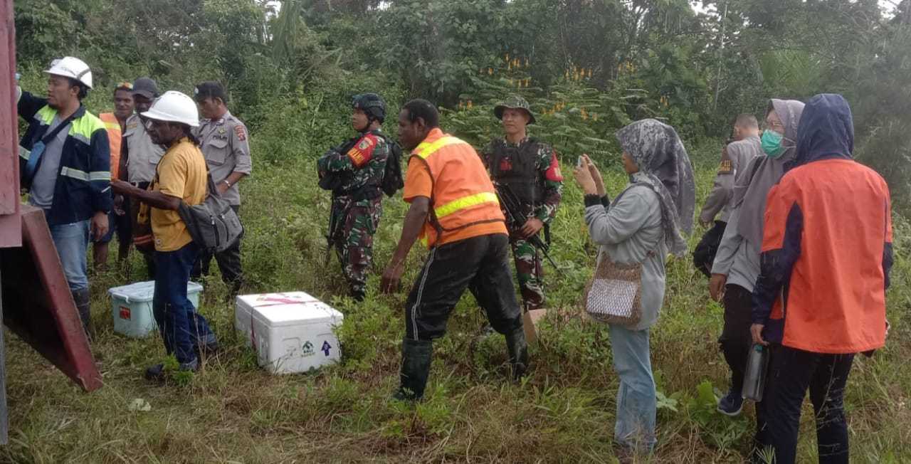 Danramil Kuala Kencana Beri Pengamanan Pelepasliaran Satwa