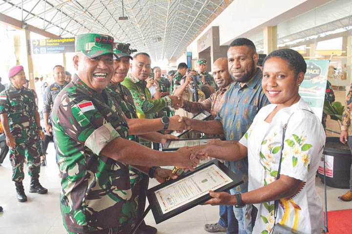 Danrem 172/PWY Bangga Pilot Putra Papua Bantu Pemulangan Masyarakat Kiwirok