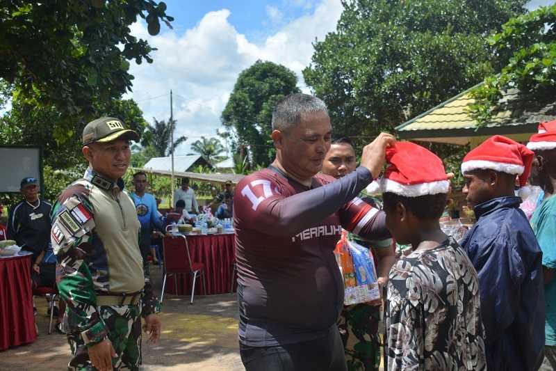 Danrem 174/ATW Merauke Gowes Damai Kasih Sambil Bagikan Bingkisan Kepada Warga Perbatasan RI-PNG