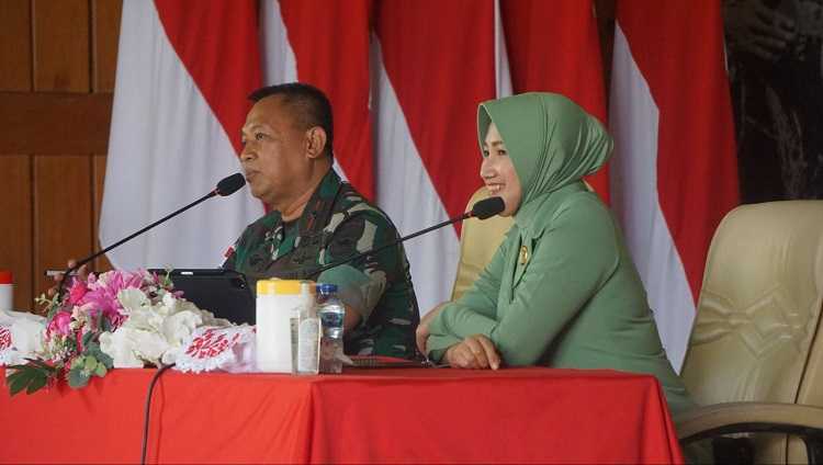 Danrem 174 Brigjen TNI Agus Widodo Berikan Jam Komandan Kepada Prajurit dan Anggota Persit