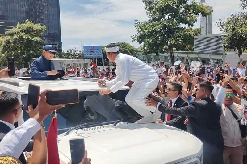 Dapat Hadiah Khusus, Dedi Mulyadi Sempat Bingung Saat Diminta Naik Mobil Presiden Prabowo