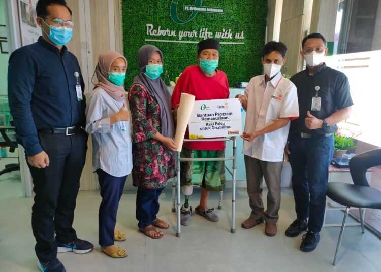 Dapat Kaki Palsu, Bapak Ini Bilang: Saya Ingin Segera Bisa Narik Angkot