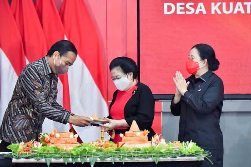 Dapat Kejutan Ultah di Rakernas PDIP, Jokowi Serahkan Potongan Tumpeng Pertama kepada Megawati