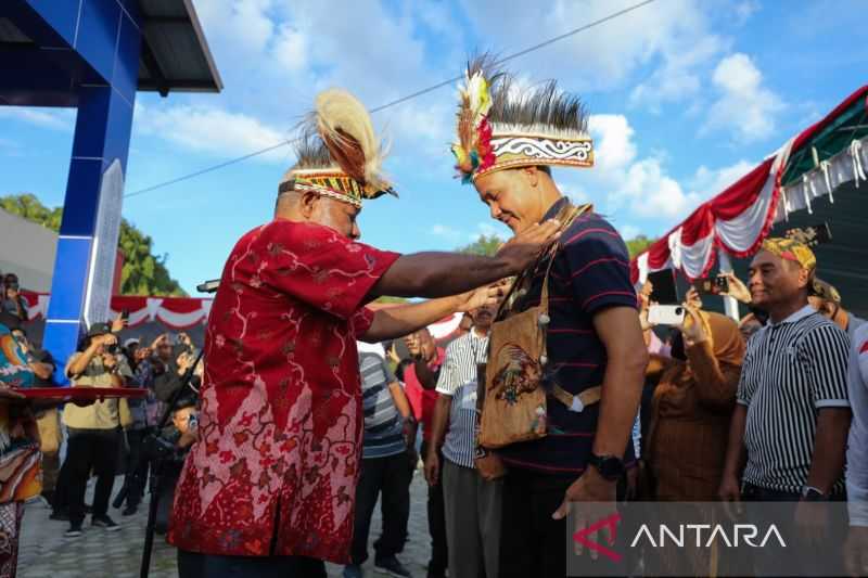 Dapat Pesan Khusus Ini, Ganjar Pranowo Diangkat Jadi Keluarga Tokoh Adat di Jayapura