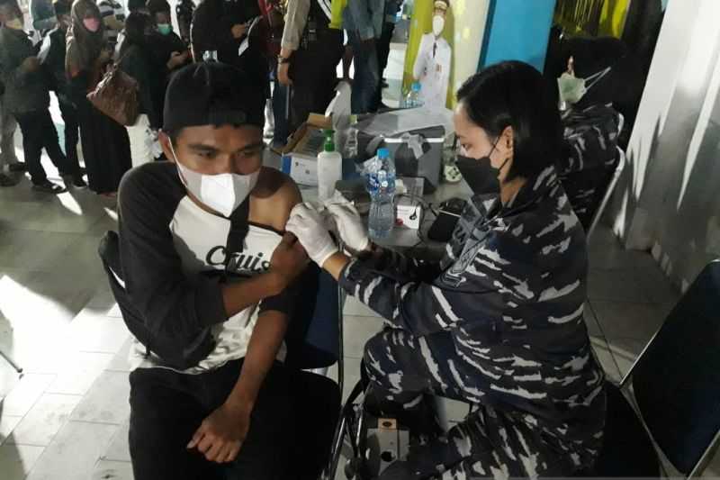 Demi Cegah Covid-19, Lantamal Pontianak Buka Posko Vaksin bagi Pemudik di Pelabuhan Dwikora