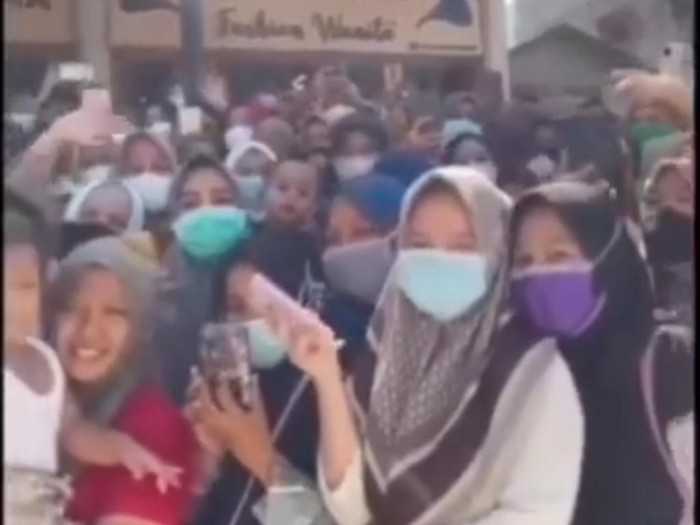 Demi Endorsement, Selebgram Ini Datang ke Aceh hingga Menimbulkan Kerumunan Warga